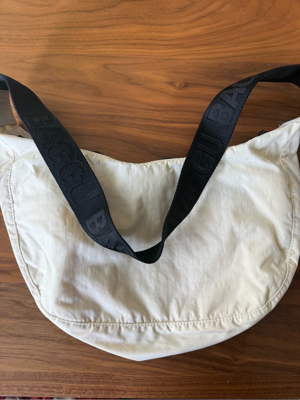 BAGGU Medium Crescent in Cream - Picture 2 of 5